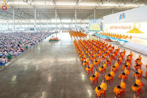 ภาพ No.221934:วันที่ 4 พฤษภาคม พ.ศ. 2568 พิธีตักบาตร เนื่องในวันอาทิตย์ต้นเดือน ณ บ้านแก้วเรือนทองคุณยายฯ วัดพระธรรมกาย