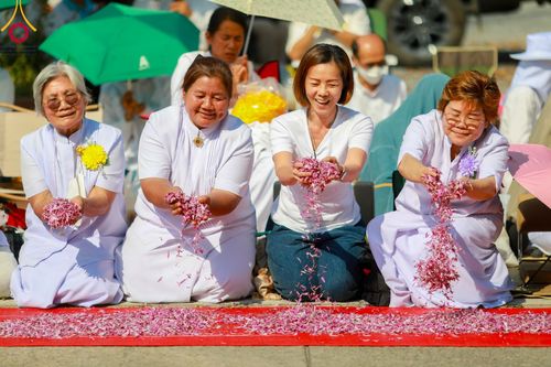 ภาพ No.107819:พิธีต้อนรับพระธรรมยาตรา ในโครงการธรรมยาตรากตัญญูบูชา มหาปูชนียาจารย์ พระมงคลเทพมุนี(สด จนฺทสโร) พระผู้ปราบมาร อนุสรณ์สถาน 7 แห่ง ปีที่ 12 วันที่ 7 มกราคม พ.ศ. 2567 ณ อนุสรณ์สถานคลองบางนางแท่น  อ.สามพราน จ.นครปฐม