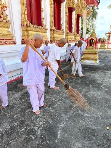 ภาพ No.133401:พิธีขอขมารับผ้าไตร, พิธีบรรพชาสามเณร, สามเณรออกบิณฑบาต ในโครงการบรรพชาสามเณร ฟื้นฟูพระพุทธศาสนาทั่วไทย  ณ ศูนย์ปฏิบัติธรรม และอบรมเยาวชนเมืองยะลา วันที่ 3 เมษายน พ.ศ. 2567