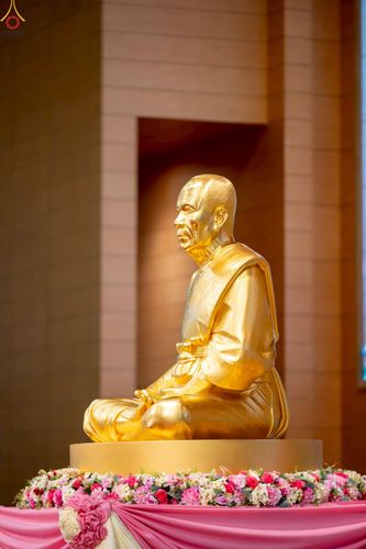 ภาพ No.251212:วันที่ 10 ตุลาคม พ.ศ. 2568 พิธีปฏิบัติธรรม ในวันคล้ายวันเกิด 141 ปี พระมงคลเทพมุนี (สด จนฺทสโร) พระผู้ปราบมาร ณ สภาธรรมกายสากล วัดพระธรรมกาย