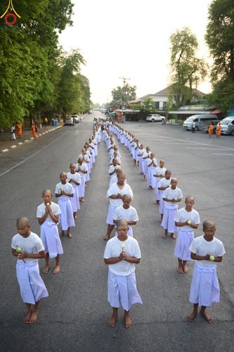 ภาพ No.135528:พิธีขอขมามอบผ้าไตร, พิธีบรรพชาสามเณร ในโครงการบรรพชาสามเณร ฟื้นฟูพระพุทธศาสนาทั่วไทย ณ วัดพระพุทธบาท ราชวรมหาวิหาร อ.พระพุทธบาท จ.สระบุรี วันที่ 6 เมษายน พ.ศ. 2567