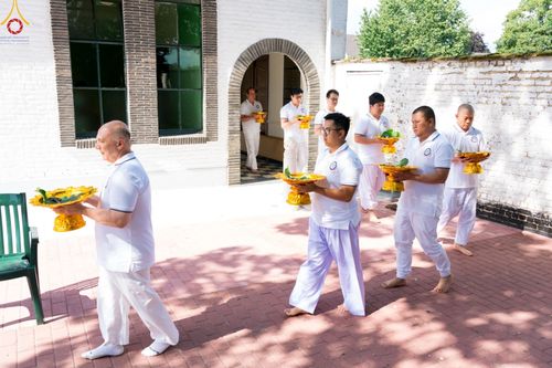 ภาพ No.83314:พิธีตัดปอยผมธรรมทายาทและฝากตัวเป็นศิษย์ ในโครงการอบรมพระธรรมทายาททวีปยุโรป รุ่นที่ 9 วันพุธที่ 12 มิถุนายน พ.ศ. 2566 ณ วัดพระธรรมกายเบเนลักซ์ ประเทศเบลเยี่ยม