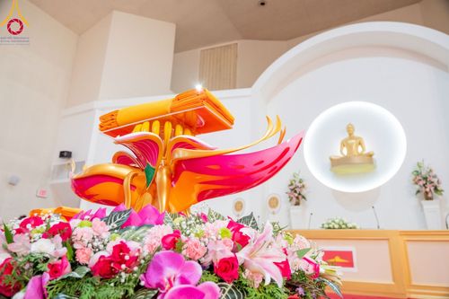 ภาพ No.100906:พิธีทอดกฐินบรมจักรพรรดิสร้างทุกสิ่ง ณ วัดพระธรรมกายออเรกอน ประเทศสหรัฐอเมริกา  วันอาทิตย์ ที่ 26 พฤศจิกายน พ.ศ. 2566