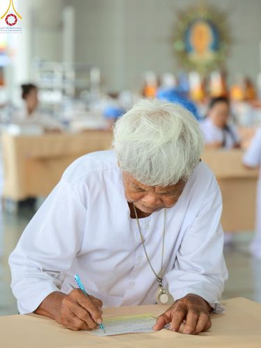 ภาพ No.220656:วันเสาร์ที่ 26 เมษายน พ.ศ.2568 (วันพระ แรม 15 ค่ำ เดือน 5) พิธีถวายภัตตาหารเมนูสวรรค์ "เพื่อการบรรลุธรรม" และ พิธีบุพเปตพลี ครั้งที่ 163 ร่วมอุทิศบุญแด่หมู่ญาติที่ล่วงลับไปแล้ว และสืบทอดอายุพระพุทธศาสนา ณ หอฉันคุณยายอาจารย์ฯ วัดพระธรรมกาย