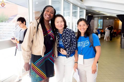 ภาพ No.249726:วันอาทิตย์ที่ 28 กันยายน พ.ศ. 2568 การปฏิบัติธรรมบูชาธรรม 108 ปี แห่งการบรรลุธรรมของหลวงปู่วัดปากน้ำ ได้จุดประทีปสันติภาพไปทั่วโลก และได้ร่วมเสวนาทางปัญญา เพื่อการขยายพระพุทธศาสนาวิชชาธรรมกายไปทั่วโลก  ในงาน HTC Newyork USA