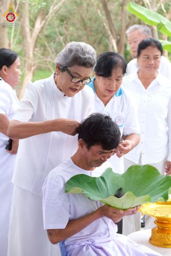 ภาพ No.277887:พิธีตัดปอยผมและปลงผมนาคธรรมทายาท พิธีขอขมาผู้ปกครอง ณ ศูนย์อบรมเยาวชนนครปฐม จ.นครปฐม และพิธีมอบบาตร ผ้าไตร นาคธรรมทายาท พิธีบรรพชา อุปสมบทหมู่ ณ วัดลาดหญ้าไทร จ.นครปฐม