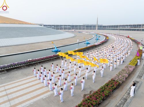 ภาพ No.133676:พิธีเวียนประทักษิณและพิธีวันทาเจดีย์ โครงการบรรพชาสามเณร ฟื้นฟูพระพุทธศาสนาทั่วไทย ณ วัดพระธรรมกาย วันเสาร์ที่ 6 เมษายน พ.ศ. 2567