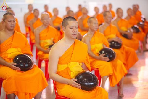 ภาพ No.149862:พิธีตักบาตร , พิธีปฎิบัติธรรม , พิธีถวายภัตตาหารเมนูสวรรค์ ในพรรษาแห่งการเข้าถึงธรรม วันธรรมชัย วันอังคารที่ 27 สิงหาคม พ.ศ.2567 ณ สภาธรรมกายสากล วัดพระธรรมกาย