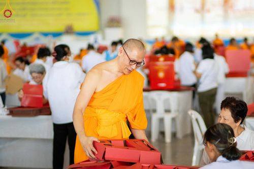 ภาพ No.210832:วันที่ 15 มีนาคม พ.ศ. 2568  บุญบรรจุกล่องไทยธรรม เพื่อถวายแด่พระสังฆาธิการ 40,000 กว่าวัดทั่วไทย ในวันคุ้มครองโลก 22 เมษายน พ.ศ. 2568