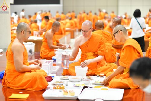 ภาพ No.208323:พิธีสวดพระพุทธมนต์ และถวายภัตตาหารเมนูสวรรค์แด่พระภิกษุ สามเณร วันที่ 15 กุมภาพันธ์ พ.ศ. 2568 ณ หอฉันคุณยายอาจารย์ฯ วัดพระธรรมกาย