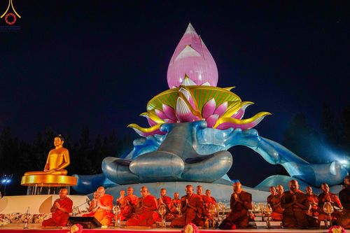 ภาพ No.175905:พิธีจุดประทีปโคมลาน, โคมลอยและลอยกระทง ถวายประทีปเป็นพุทธบูชา สร้างความสว่างไสวให้กับแผ่นดินด้วยแสงธรรม วันที่ 15 พฤศจิกายน พ.ศ. 2567 ณ พุทธอุทยานนานาชาติ อ.โพนพิสัย จ.หนองคาย