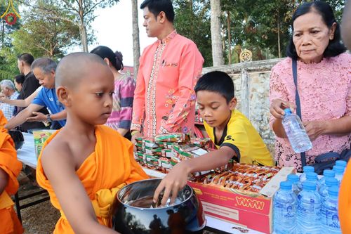 ภาพ No.61028:สามเณรออกบิณฑบาต และกิจกรรมอบรมสามเณร ในโครงการบรรพชาสามเณรฟื้นฟู พระพุทธศาสนาทั่วไทย ณ ศูนย์อบรมที่พักสงฆ์บ้านร่มเย็น จ.นราธิวาส วันที่ 2-15 เมษายน พ.ศ. 2567