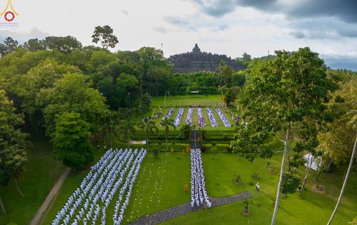 ภาพ No.102723:พิธีตัดปอยผม และปลงผมธรรมทายาท ชาวอินโดนีเซียกว่า 1,000 คน ณ มหาเจดีย์บุโรพุทโธ ประเทศอินโดนีเซีย อบรมระหว่างวันที่ 16-28 ธันวาคม พ.ศ. 2566
