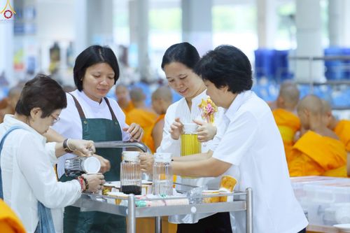 ภาพ No.234799:วันศุกร์ที่ 25 กรกฎาคม พ.ศ. 2568 (วันพระ แรม 15 ค่ำ เดือน 8) พิธีบุพเปตพลี ครั้งที่ 167 ร่วมอุทิศบุญแด่หมู่ญาติที่ล่วงลับไปแล้ว และสืบทอดอายุพระพุทธศาสนา ณ หอฉันคุณยายอาจารย์ฯ วัดพระธรรมกาย