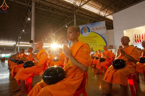 ภาพ No.177534:พิธีตักบาตรและพิธีบูชาข้าวพระ ในวันอาทิตย์ต้นเดือนที่ 1 ธันวาคม พ.ศ. 2567 ณ สภาธรรมกายสากล วัดพระธรรมกาย