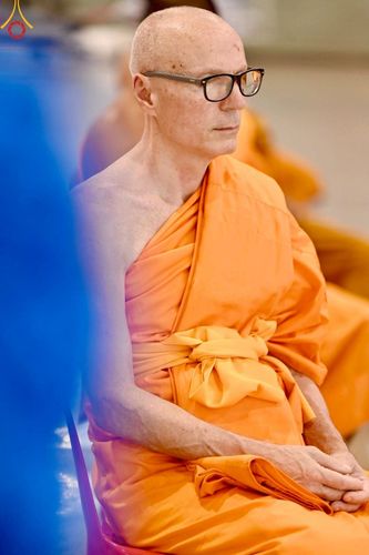 ภาพ No.219362:วันอังคารที่ 22 เมษายน พ.ศ. 2568 พิธีมอบปัจจัยช่วยเหลือครู 4 จังหวัดชายแดนภาคใต้ , พิธีกล่าวคำถวายอุปกรณ์ เพื่อเตรียมการต้อนรับคณะสงฆ์ฯ , พิธีกล่าวคำถวายภัตตาหารเป็นสังฆทาน , คณะสงฆ์ฉันภัตตาหารเพล  เนื่องในวันคุ้มครองโลก พิธีถวายมหาสังฆทานแด่คณะสงฆ์