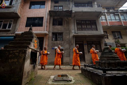 ภาพ No.80191:สามเณรในโครงการบรรพชาสามเณรหมู่ รับบิณฑบาตจากญาติโยมสาธชุน บริเวณชุมชน Patan และ Thamel กรุงกาฐมาณฑุ ประเทศเนปาล วันที่ 31 มีนาคม พ.ศ. 2566