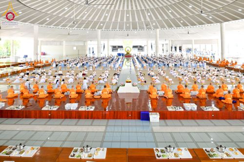 ภาพ No.214700:วันเสาร์ที่ 5 เมษายน พ.ศ. 2568 พิธีถวายภัตตาหารเมนูสวรรค์ "เพื่อการบรรลุธรรม" ณ หอฉันคุณยายอาจารย์ฯ วัดพระธรรมกาย