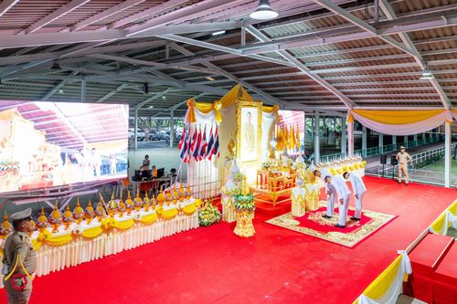 ภาพ No.146384:พิธีถวายเครื่องราชสักการะและวางพานพุ่ม และพิธีจุดเทียนถวายพระพรชัยมงคลแด่ พระบาทสมเด็จพระเจ้าอยู่หัว เนื่องในโอกาสพระราชพิธี มหามงคลเฉลิมพระชนมพรรษา 6 รอบ 28 กรกฎาคม 2567 วันอาทิตย์ที่ 28 กรกฎาคม พ.ศ. 2567  ณ อาคารโถงช้างฯ วัดพระธรรมกาย อ.คลองหลวง จ.ปทุม