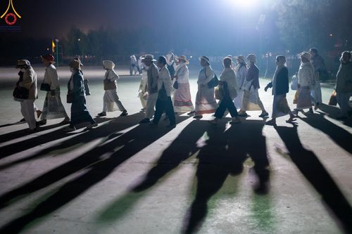 ภาพ No.200985:พิธีตักบาตรพระธรรมยาตรา ณ อนุสรณ์สถานลำดับที่ 5 สถานที่เผยแผ่วิชชาธรรมกายครั้งแรก อนุสรณ์สถานบางปลา วัดบางปลา อำเภอบางเลน จังหวัดนครปฐม ในโครงการธรรมยาตรา กตัญญูบูชา มหาปูชนียาจารย์ พระมงคลเทพมุนี(สด จนฺทสโร) พระผู้ปราบมาร อนุสรณ์สถาน 7 แห่ง ปีที่ 13