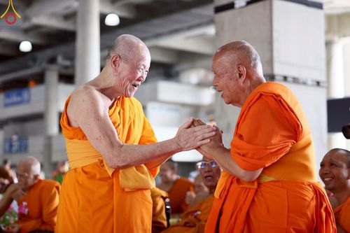 ภาพ No.221518:วันอังคารที่ 22 เมษายน พ.ศ. 2568 ภาพพิธีถวายมหาสังฆทานคณะสงฆ์ 40,000 กว่าวัดทั่วประเทศ เนื่องในวันคุ้มครองโลก ชุดที่ 2 (ปลื้มให้สมการรอคอย) ณ ลานธรรมพระมหาธรรมกายเจดีย์ วัดพระธรรมกาย