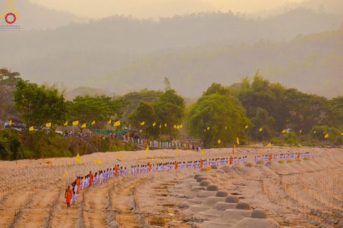 ภาพ No.63233:Photo Story  มหัศจรรย์วัดดงดินแดง Episode 1  พิธีปลงผมนาคธรรมทายาท  ในโครงการบรรพชาอุปสมบทหมู่ ฟื้นฟูพระพุทธศาสนาทั่วไทย วัดดงดินแดง ณ ลำน้ำแม่ตื่น อ.อมก๋อย จ.เชียงใหม่ วันที่ 2 เมษายน พ.ศ. 2567