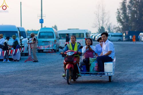 ภาพ No.107494:พิธีตักบาตรพระธรรมยาตราฯ ในโครงการธรรมยาตรากตัญญูบูชา มหาปูชนียาจารย์ พระมงคลเทพมุนี(สด จนฺทสโร) พระผู้ปราบมาร ปีที่ 12 ณ อนุสรณ์สถานมหาวิหารพระมงคลเทพมุนี อ.สองพี่น้อง จ.สุพรรณบุรี วันที่ 7 มกราคม พ.ศ. 2567