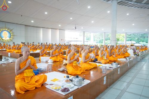 ภาพ No.147708:พิธีถวายภัตตาหารเมนูสวรรค์ ในพรรษาแห่งการเข้าถึงธรรม วันเสาร์ที่ 10 สิงหาคม พ.ศ. 2567 ณ หอฉันคุณยายอาจารย์ฯ วัดพระธรรมกาย