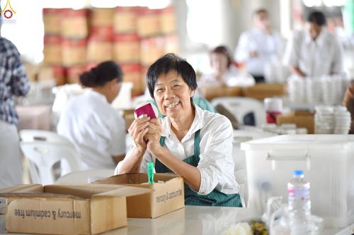 ภาพ No.239941:วันที่ 20-23 สิงหาคม พ.ศ. 2568 การเตรียมงานวันธรรมชัย ใส่ถ่านประทีป LED ที่วิหารคด 7 และ 25 วัดพระธรรมกาย