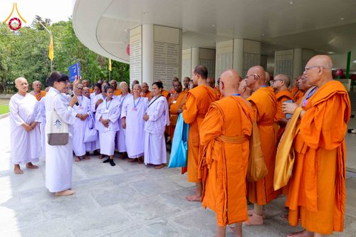 ภาพ No.327640:วันที่ 1-6 พฤษภาคม พ.ศ.2569 ต้อนรับชาวต่างชาติ พระภิกษุ คณะชาวเมียนมาร์  อุบาสิกาชาวอินเดีย เยี่ยมชมวัดพระธรรมกายและสักการะพระมหาธรรมกายเจดีย์