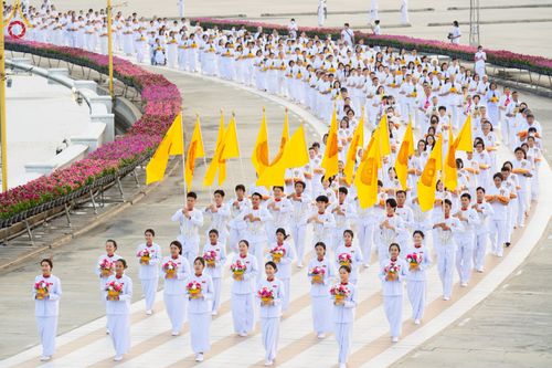 ภาพ No.214909:วันเสาร์ที่ 5 เมษายน พ.ศ. 2568 พิธีเวียนประทักษิณรอบพระมหาธรรมกายเจดีย์  พิธีวันทาเจดีย์ พิธีขอขมาและมอบผ้าไตร ในโครงการบรรพชาสามเณรฟื้นฟูพระพุทธศาสนาทั่วไทย , โครงการหน่อแก้วเปรียญธรรม รุ่นที่ 13 ,  โครงการสามเณรยุวธรรมทายาท รุ่นที่ 33 , โครงการสามเณรมั