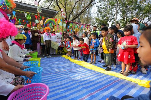ภาพ No.194103:วัดพระธรรมกาย จัดงานวันเด็กแห่งชาติ ประจำปี พ.ศ.2568 ออกร้านอาหาร 200 ร้าน มอบของขวัญหลายหมื่นชิ้น วันที่ 12 มกราคม พ.ศ. 2568 วัดพระธรรมกาย อ.คลองหลวง จ.ปทุมธานี
