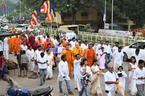 ภาพ No.263466:วันที่ 18 ตุลาคม พ.ศ. 2568 พิธีแห่กฐิน และกฐินสมทบหลวงพ่อ ธัมมชโย  ถวายแด่ วัดพุทธภูมิ เมืองโภปาล รัฐมัธยประเทศ ประเทศอินเดีย 