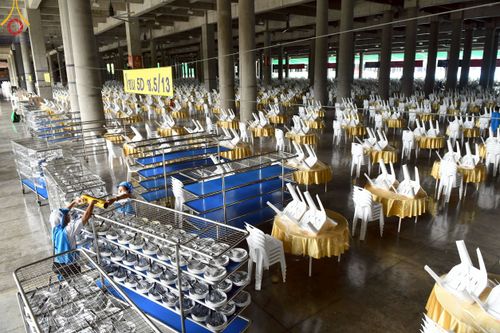 ภาพ No.218415:วันที่ 15 - 18 เมษายน พ.ศ. 2568 การเตรียมภาชนะสำหรับถวายภัตตาหาร , การจัดโต๊ะเก้าอี้ในลานธรรม , การแพ็คพัสดุงานต้อนรับ เพื่องานวันคุ้มครองโลก 22 เมษายน พ.ศ.2568 วัดพระธรรมกาย