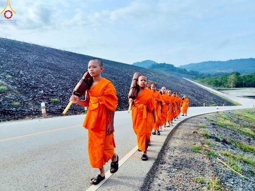 ภาพ No.218182:วันอังคารที่ 16 เมษายน พ.ศ. 2568 กิจกรรมสามเณรเดินธรรมยาตรา ในโครงการบรรพชา สามเณรภาคฤดูร้อนปี 2568 ศูนย์ปฏิบัติธรรมเขาคิชฌกูฏ จันทบุรี