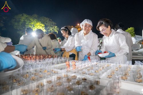 ภาพ No.194862:พิธีถวายภัตตาหารเป็นสังฆทาน แด่พระธรรมยาตรา ณ อนุสรณ์สถานมหาวิหารพระมงคลเทพมุนี (โลตัสแลนด์) อ.สองพี่น้อง จ.สุพรรณบุรี ในโครงการธรรมยาตรา กตัญญูบูชา มหาปูชนียาจารย์ พระมงคลเทพมุนี(สด จนฺทสโร) พระผู้ปราบมาร แห่ง ปีที่ 13 วันที่ 14 มกราคม พ.ศ.2568