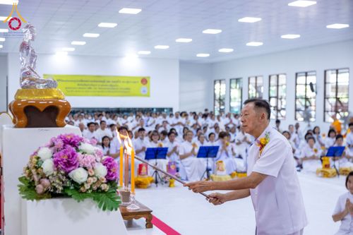 ภาพ No.160759:พิธีเจริญพระพุทธมนต์ และปิดแผ่นทองรูปเหมือน พระเดชพระคุณพระมงคลเทพมุนี (สด จนฺทสโร) พระผู้ปราบมาร จำนวน 3 องค์ วันเสาร์ที่ 5 ตุลาคม พ.ศ. 2567 ณ อาคารปลูกศรัทธา 2 (ชานชลาเดิม) วัดพระธรรมกาย อ.คลองหลวง จ.ปทุมธานี