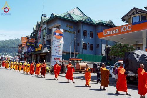 ภาพ No.225611:วันที่ 5 พฤษภาคม พ.ศ. 2568 พิธีบิณฑบาตรอบเมืองนูวราอิลิย่า ฉลองเทศกาลวิสาขบูชา แห่งชาติประเทศศรีลังกา