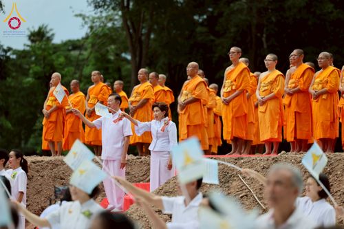 ภาพ No.261843:วันที่ 14 ตุลาคม พ.ศ. 2568 พิธีกลั่นแผ่นดิน โปรยทรายตอกเสาเข็มมหามงคลต้นแรก  สร้างองค์พระเจดีย์และจุดประทีปถวายเป็นพุทธบูชา ณ ศูนย์ปฏิบัติธรรมชัยนาท ต.ธรรมามูล อ.ชัยนาท จ.ชัยนาท