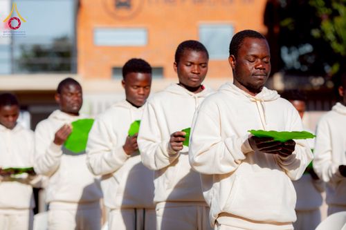 ภาพ No.231120:วันศุกร์ที่ 27 มิถุนายน พ.ศ. 2568 พิธีตัดปอยผมและพิธีปลงผมนาคธรรมทายาทแห่งทวีปแอฟริกา พ.ศ. 2568  โครงการบรรพชาอุปสมบทพระธรรมทายาทนานาชาติแห่งทวีปแอฟริกา ครั้งที่ 2 ณ วัดพระธรรมกายโจฮันเนสเบิร์ก สาธารณรัฐแอฟริกาใต้