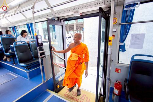 ภาพ No.214524:วันที่ 31 มีนาคม พ.ศ.2568 การทดลองใช้รถ shuttle bus  ขนส่งพระภิกษุ  เพื่องานถวายมหาสังฆทาน วันคุ้มครองโลก