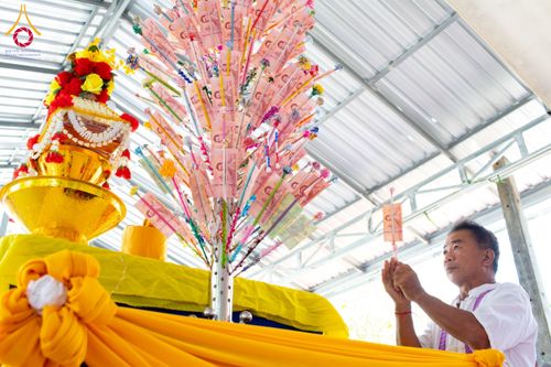 ภาพ No.173356:พิธีทอดกฐิน วัดทาป่าสัก จ.ลำพูน ในโครงการกฐินสามัคคีทั่วไทย 30,000 วัด บูชาธรรม 80 ปี หลวงพ่อธัมมชโย โดยคณะศิษยานุศิษย์วัดพระธรรมกาย วันที่ 3 พฤศจิกายน พ.ศ. 2567