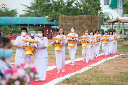 ภาพ No.84334:พิธีทอดผ้าป่า พิธีอัญเชิญปฐมรัตนปฐวี และพิธีตอกเสาเข็มต้นสุดท้าย เพื่อสถาปนาอาคาร 80 ปี หลวงพ่อธัมมชโย ณ ศูนย์ปฏิบัติธรรมวิหารแดง ตำบลเจริญธรรม อำเภอวิหารแดง จ.สระบุรี  วันที่ 23 กรกฎาคม พ.ศ. 2566