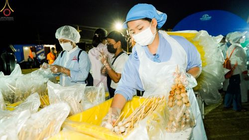 ภาพ No.70362:พิธีถวายภัตตาหารเป็นสังฆทาน แด่คณะพระธรรมยาตราฯ ในโครงการธรรมยาตราฯ ปีที่ 11 ณ อนุสรณ์สถานคลองบางนางแท่น อ.สามพราน จ.นครปฐม วันที่ 12 มกราคม พ.ศ. 2566