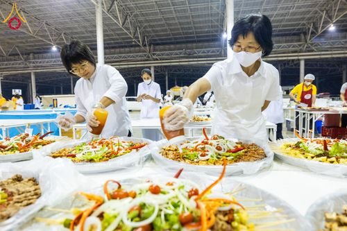 ภาพ No.121160:พิธีถวายภัตตาหารเป็นสังฆทาน แด่คณะพระธรรมยาตราฯ ในโครงการธรรมยาตรากตัญญูบูชา มหาปูชนียาจารย์ พระมงคลเทพมุนี(สด จนฺทสโร) พระผู้ปราบมาร อนุสรณ์สถาน 7 แห่ง ปีที่ 12 วันที่ 30 มกราคม พ.ศ. 2567 ณ สภาธรรมกายสากล วัดพระธรรมกาย