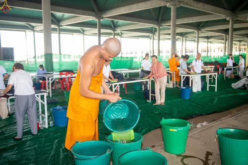 ภาพ No.322359:วันที่ 16 เมษายน พ.ศ.2569 การจัดเตรียมเบาะรองนอน เช็ดทำความสะอาด  เพื่องานถวายมหาสังฆทาน 40,000 กว่าวัดทั่วประเทศ วันคุ้มครองโลก 22 เมษายน พ.ศ.2569 วัดพระธรรมกาย