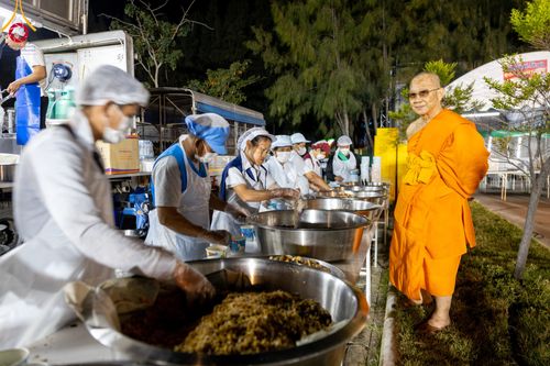 ภาพ No.106370:พิธีถวายภัตตาหารเป็นสังฆทาน แด่คณะพระธรรมยาตราฯ ในโครงการธรรมยาตรากตัญญูบูชา มหาปูชนียาจารย์ พระมงคลเทพมุนี(สด จนฺทสโร) พระผู้ปราบมาร อนุสรณ์สถาน 7 แห่ง ปีที่ 12 วันที่ 5 มกราคม พ.ศ. 2567 ณ อนุสรณ์สถานโลตัสแลนด์ จ.สุพรรณบุรี