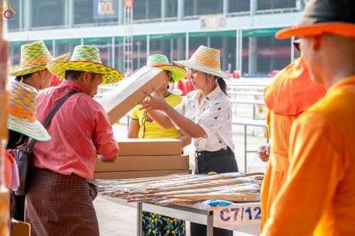 ภาพ No.323072:วันที่ 19 เมษายน พ.ศ.2569 การเรียงกล่องไทยธรรม , เตรียมงานจราจร เพื่องานถวายมหาสังฆทาน 40,000 กว่าวัดทั่วประเทศ วันคุ้มครองโลก 22 เมษายน พ.ศ.2569 วัดพระธรรมกาย