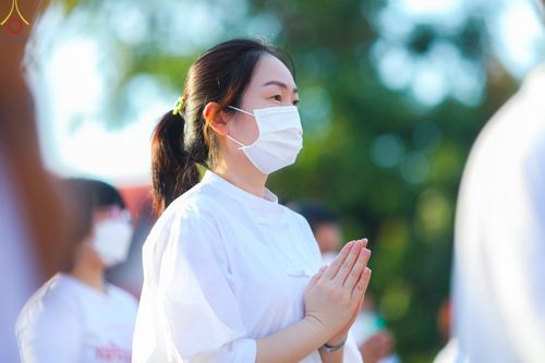 ภาพ No.73224:พิธีจุดประทีปถวายเป็นพุทธบูชา และบูชาธรรมมหาปูชนียาจารย์ ในโครงการธรรมยาตรากตัญญูบูชา มหาปูชนียาจารย์ พระมงคลเทพมุนี(สด จนฺทสโร) พระผู้ปราบมาร ปีที่ 11 ณ อนุสรณ์สถานลำดับที่ 4 สถานที่เกิดด้วยกายธรรม วัดโบสถ์ (บน) บางคูเวียง อ.บางกรวย จ.นนทบุรี วันที่ 21 