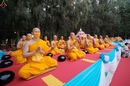 ภาพ No.69659:พิธีตักบาตรพระธรรมยาตราฯ ในโครงการธรรมยาตรากตัญญูบูชา มหาปูชนียาจารย์ พระมงคลเทพมุนี(สด จนฺทสโร) พระผู้ปราบมาร ปีที่ 11 ณ อนุสรณ์สถานลำดับที่ 1 สถานที่เกิดด้วยรูปกายเนื้อ อนุสรณ์สถานมหาวิหารพระมงคลเทพมุนี อ.สองพี่น้อง จ.สุพรรณบุรี